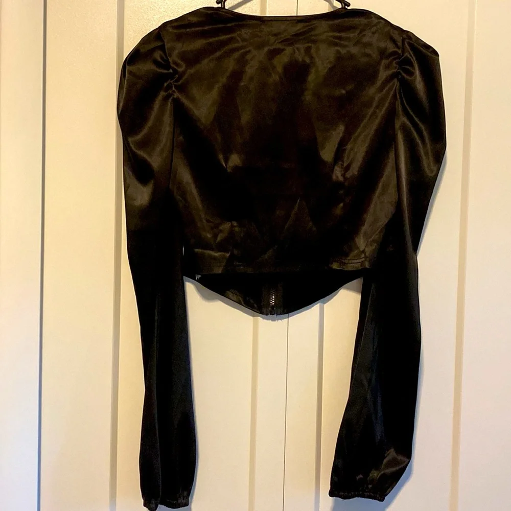 NWT Misguided “Tall” Zip Front Long Pff Sleeve Cropped Blouse | Size 6 - Picture 9 of 9